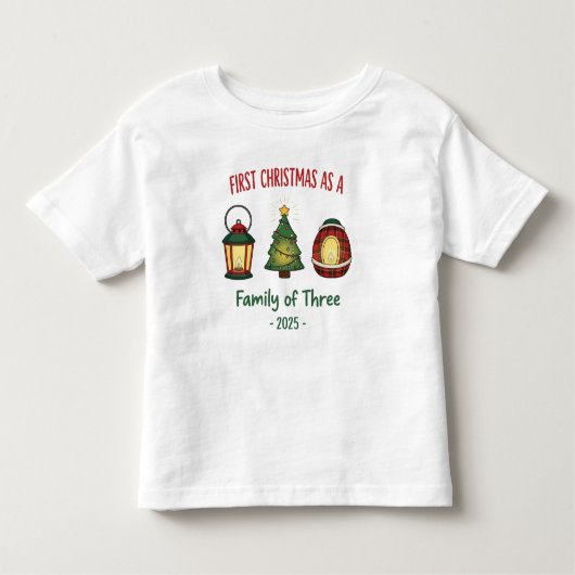 『2025年の初めてのクリスマス三件の装飾品の家族としての装飾』 トドラーTシャツ (正面)