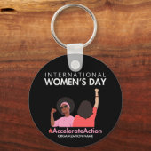 2025年の女性国際的デーのアクションを加速 キーホルダー (裏面)