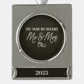 2025年の私たちの年パーソナライズされた シルバープレートバナーオーナメント (正面)