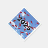 2025年の赤い卒業キャップin Sky スタンダードカクテルナプキン (角)