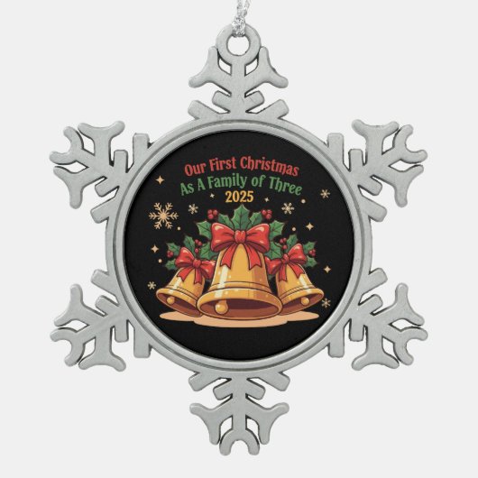 2025年の3つの家族としての初めてのクリスマス | スノーフレークピューターオーナメント (正面)