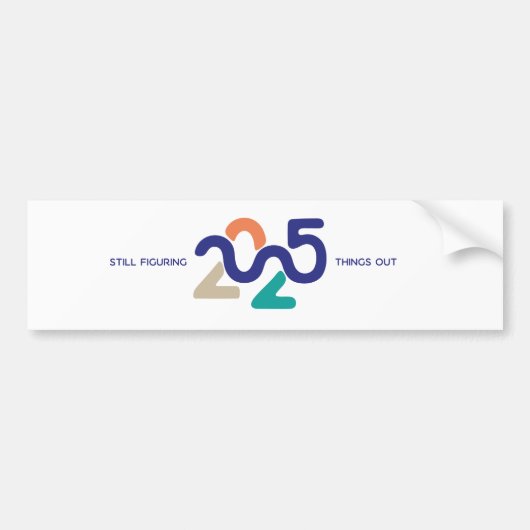 2025年も物事を把握している バンパーステッカー (正面)