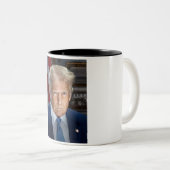 2025年アメリカ大統領ドナルド・トランプの写真 ツートーンマグカップ (正面右)