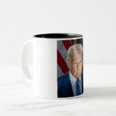 2025年アメリカ大統領ドナルド・トランプの写真 ツートーンマグカップ (正面左)