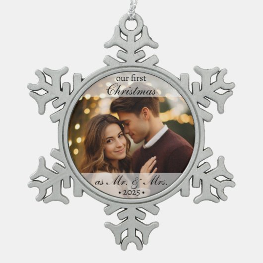 2025年カスタム初めてのクリスマスをミスター・アンド・ミセスに迎える スノーフレークピューターオーナメント (正面)