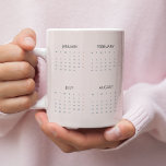 2025年カレンダーのマグカップ | ソフトパステルピンク | ジャンボコーヒーマグカップ<br><div class="desc">2025楽しむ年のカレンお気に入りのダマグをソフトなパステルピンクのデザインで開催しながら飲み物。実用性とエレガンスを兼ね備え、迅速な日付参照に最適なフルイヤーのカレンダー。穏やかなパステルピンク色の色合いは、洗練されたtouchを追加し、オフィス、自宅、または思いやりある贈り物としてのあなたの理想的な選択を作る。プランナー、プロフェッショナル、そしてスタイルと機能を組み合わせるのが好きな人のための完璧なアクセサリー。</div>