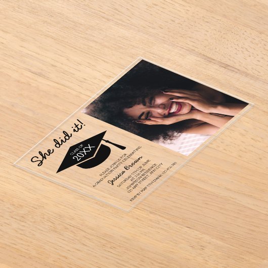 2025年クラスのシックなミニマリスト写真卒業 アクリル招待状 (レイダウン)