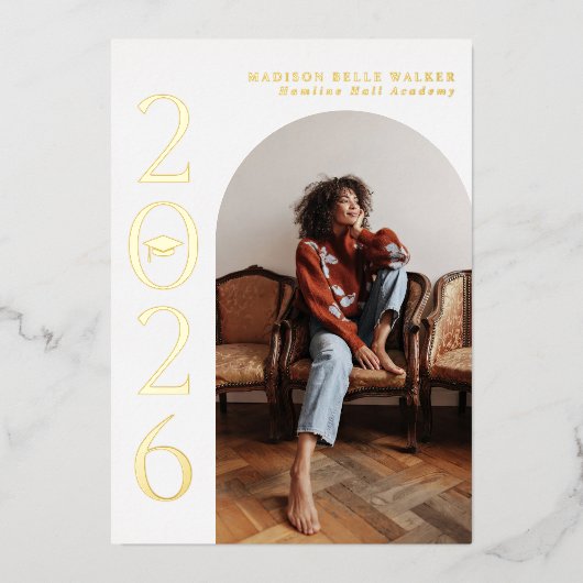 2025年クラスのホワイトアーチフレームの卒業 箔招待状 (正面)