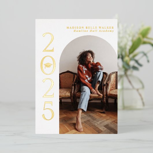 2025年クラスのホワイトアーチフレームの卒業 箔招待状 (立ち正面)