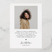 2025年クラスのホワイトアーチフレームの卒業 箔招待状 (裏面)