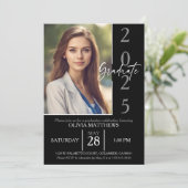 2025年クラス黒いカスタム写真卒業 招待状 (スタンド正面)