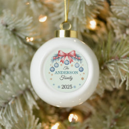 2025年クリスマスの赤いリボンと青いオーナメントの家族名 セラミックボールオーナメント