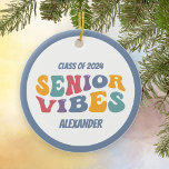 2025年グラッドクリスマスのシニアVibesクラス セラミックオーナメント<br><div class="desc">卒業生のためのおもしろいレトロな記念品ギフト。このクリスマスオーナメントは1970年代のスタイル文字を展示し読て、「シニアバイブ」。卒業生の名前でパーソナライズ。</div>