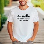 2025年パーソナライズされた卒業のホワイトクラス Tシャツ<br><div class="desc">白モダンスタイル卒業カスタムTシャツデザインは、卒業生の名を冠はっきりした字（必要に応じて再配置できる）の黒い装飾とクラスの年とミニマル、あなたの卒業生の情報と共に可能な学校名の表現で表す。Tシャツの色とスタイルはすべて変更できる。</div>