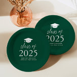 2025年モダンのScript Green Graduationのクラス ペーパープレート<br><div class="desc">卒業式パーソナライズされたtouchを卒業式パーティに追加モダンプレート!紙プレートは、デザインの上部に卒業式キャップを付け、緑の背景に白いレタリングで「2025はっきりした級」を表示している。卒業生の名前、学校、卒業年で緑の卒業プレートをパーソナライズ。このデザインは高校や大学の卒業式のパーティーに最適だ。</div>