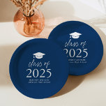 2025年モダンのScript Navy Blue Graduationのクラス ペーパープレート<br><div class="desc">卒業式パーソナライズされたtouchを卒業式パーティに追加モダンプレート!紙プレートは、ネイビーの青い背景の白いレタリングに「2025年クラス」が表示されはっきりした、デザインの上部に卒業式キャップを備えている。海軍の卒業プレートを卒業生の名前、学校、卒業年でパーソナライズする。このデザインは高校や大学の卒業式のパーティーに最適だ。</div>