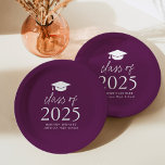 2025年モダンのScript Purple Graduationのクラス ペーパープレート<br><div class="desc">卒業式パーソナライズされたtouchを卒業式パーティに追加モダンプレート!紙プレートは、デザインの上部に卒業式キャップを付け、紫色の背景に「2025年クラス」を白いレタリングはっきりしたで表示している。卒業生の名前、学校、卒業年で紫色の卒業プレートをパーソナライズ。このデザインは高校や大学の卒業式のパーティーに最適だ。</div>