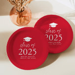 2025年モダンのScript Red Graduationのクラス ペーパープレート<br><div class="desc">卒業式パーソナライズされたtouchを卒業式パーティに追加モダンプレート!紙プレートは、デザインの上部に卒業式キャップを付け、赤い背景に白いレタリングで「2025はっきりした級」を表示している。赤い卒業プレートを卒業生の名前、学校、卒業年に合わせてパーソナライズ。このデザインは高校や大学の卒業式のパーティーに最適だ。</div>