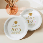 2025年モダンクラス金ゴールドスクリプトの卒業 ペーパープレート<br><div class="desc">卒業式パーソナライズされたtouchを卒業式パーティに追加モダンプレート!紙プレートは、デザインの上部に卒業式キャップを備え、金ゴールドレタリングに「2025クラス」が表示されはっきりしたている。卒業生の名前、学校、卒業年で金ゴールドの卒業プレートをパーソナライズ。このデザインは高校や大学の卒業式のパーティーに最適だ。</div>