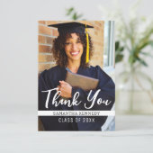 2025年モダングラッドキャップフォトの白黒クラス サンキューカード (スタンド正面)