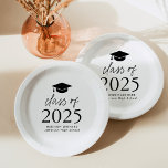2025年モダンブラックスクリプト卒業のクラス ペーパープレート<br><div class="desc">卒業式パーソナライズされたtouchを卒業式パーティに追加モダンプレート!紙プレートは、デザインの上部に黒い目盛りキャップを付け、黒いレタリングに「2025年級」をはっきりした表示する。卒業生の名前、学校、卒業年で白黒の卒業プレートをパーソナライズ。このデザインは高校や大学の卒業式のパーティーに最適だ。</div>