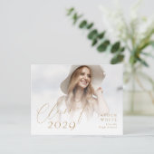 2025年モダン写真卒業のシックなスクリプトクラス ポストカード (スタンド正面)