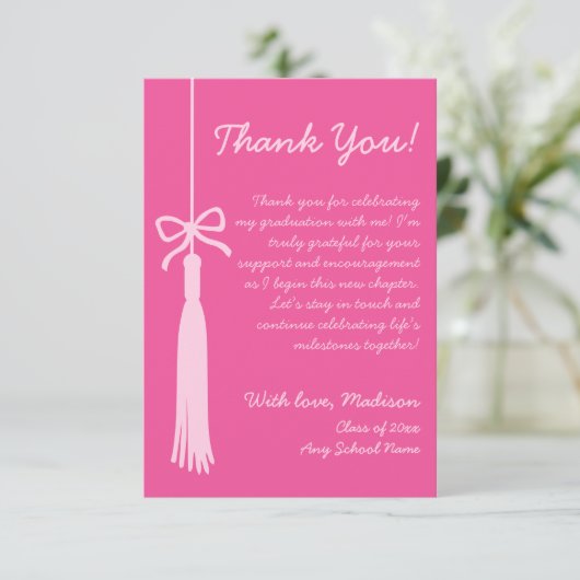 2025年卒業のタッセル&ボーピンクのクラス サンキューカード (スタンド正面)