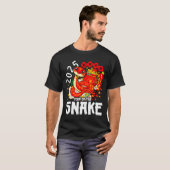 2025年巳年 赤い中国の旧正月 Tシャツ (正面フル)
