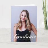 2025年度 卒業写真 ホワイト フロリッシュ スクリプト 折り畳み 案内状 (正面)