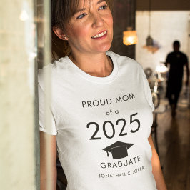 2025年誇りを持ったのMom of 2025 Graduate Cap Black文字Tシャツ Tシャツ