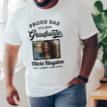 2025年誇りを持ったパパ白人写真撮カスタム影 Tシャツ<br><div class="desc">白スタイリッシュ「2025年卒業のパパ誇りを持った」のTシャツデザインは、卒業した人の写真を黒に枠で囲み、クラシック名や学年シンプル、学校の名前など、家族の誰にでも使える文言を付けた写真を掲載していパーソナライズされたる。シャツの色やスタイルは、学校やパーティーの色に合わせて変更できる。</div>