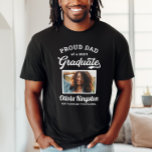 2025年誇りを持った大学院ブラックパパ写真カスタム Tシャツ<br><div class="desc">ブラックスタイリッシュ「2025年卒業のパパ誇りを持った」のTシャツデザインは、卒業した人の写真を白い枠で囲み、クラシック名や学年、学校の名前など家族に合わせて表現できる文言を付けパーソナライズされたた。シャツの色やスタイルは、学校やパーティーの色に合わせて変更できる。</div>