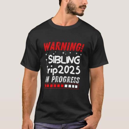 2025年警告の兄弟姉妹旅行進行中のマッチおもしろい Tシャツ (正面)