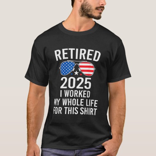 2025年退職したは私の問題ではなくなったアメリカ国旗 Tシャツ (正面)