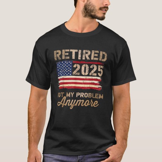 2025年退職したは私の問題はもう米国国旗ではない Tシャツ (正面)