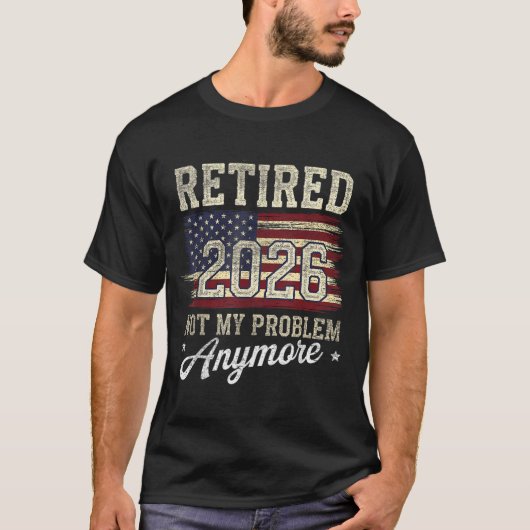 2025年退職のおもしろギフト アメリカ国旗 メンズ レディース Tシャツ (正面)