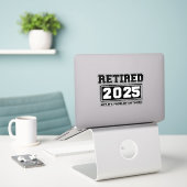 2025年退職 お手上げ シール (デスク上のノートパソコン)
