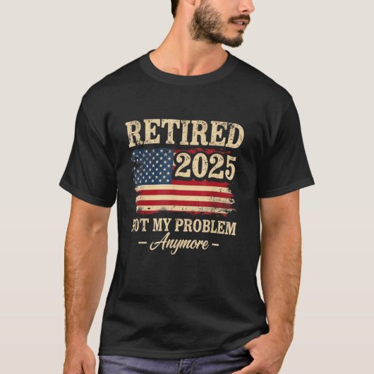 2025年退職 退職済み もう私の問題ではない アメリカ Tシャツ (正面)