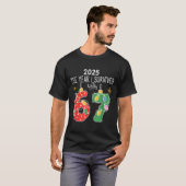 2025年、何とか生き延びた67灯のクリスマス Tシャツ (正面フル)