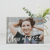 2025年 白色 ブラシレタリング フォト 卒業証書 招待状 (スタンド正面)
