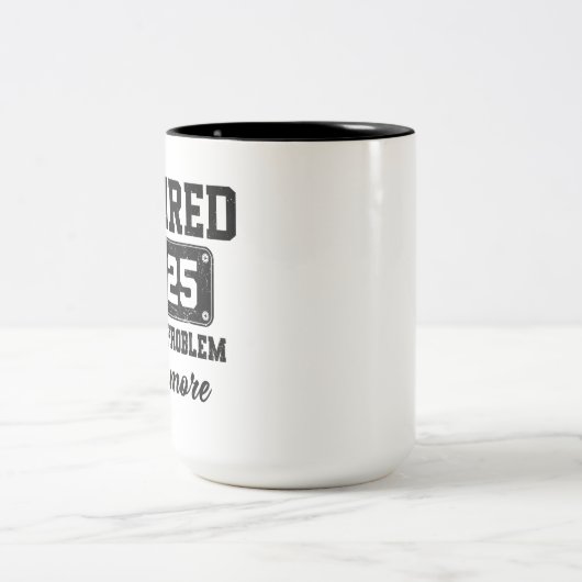 2025退職した年はもう私の問題ではない退職 ツートーンマグカップ (中央)