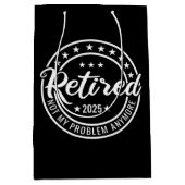 2025退職した年はもう私の問題ではない退職 ミディアムペーパーバッグ (正面)