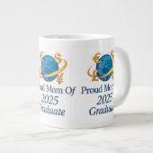 2025 Econ Grad誇りを持ったの母 – Global Currency Art ジャンボコーヒーマグカップ (正面右)