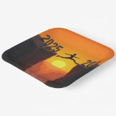 2026年の新年シルエットが崖を飛び立つ ペーパープレート (傾斜あり)