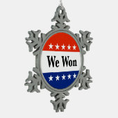 2026年の選挙で当選した スノーフレークピューターオーナメント (左)