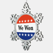 2026年の選挙で当選した スノーフレークピューターオーナメント (右)