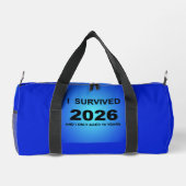2026年を生き延びた ダッフルバッグ (裏面)