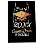 2026年クラスのカウントダウン進行中パーソナライズされた ミディアムペーパーバッグ (正面)