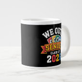 2026年卒業おめでとう シニアクラス ジャンボコーヒーマグカップ (正面右)
