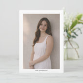 2026年度卒業写真 縦型ミニマルデザイン 案内状 (スタンド正面)